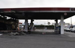Distributore bruciato a Cagliari, una vendetta dietro l’incendio