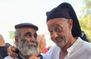 Giulio Golia è in Sardegna: la foto con gli Istentales è virale