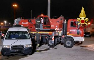 Cagliari, manovra sbagliata al porto: furgone finisce in acqua