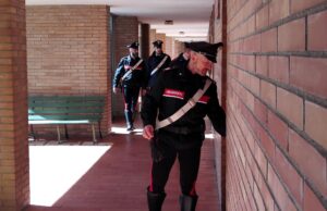 Villacidro, conserva droga in casa: la suocera la butta dalla finestra