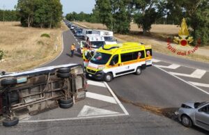 Villacidro, violento scontro tra auto e camper: donna ferita in ospedale