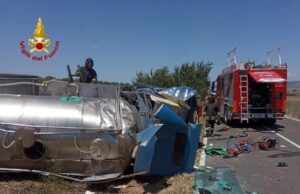 Ussaramanna, camion si ribalta per strada: ferito il conducente