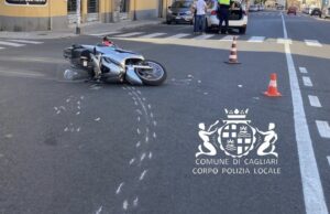 Cagliari, scontro tra auto e moto: 17enne in gravi condizioni al Brotzu