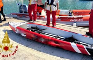 Escono in kayak, il mare lo ribalta: coppia salvata dai vigili a Cagliari