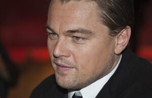 Sceglie look sobrio, ma è inconfondibile: Leonardo Di Caprio è in Sardegna