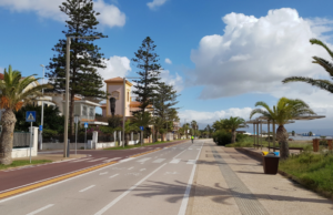 Bimbo rischia di annegare al Poetto: un agente della Finanza lo salva