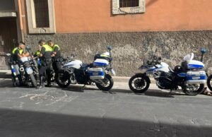 Guida senza patente né assicurazione: fermato in motorino a Cagliari