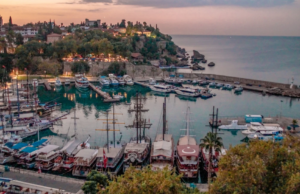 Sfondano un muro in casa e si riprendono una stanza dei vicini