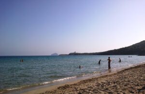 Vietato mangiare in spiaggia a Sant’Antioco: multe fino a 500 euro