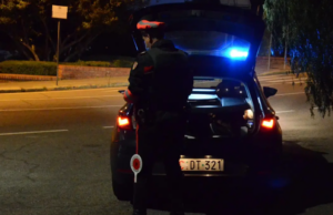 Forza portiera per rubare dall’auto: fermato dalle urla dei passanti