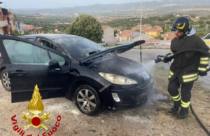 Paura a Bultei: auto in fiamme durante la marcia