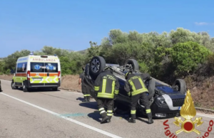 Scontro tra auto, una si ribalta: ferite due persone in Gallura
