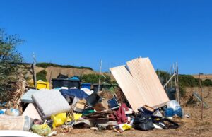 Discariche a cielo aperto a Tunaria, la denuncia: “Situazione di totale abbandono”