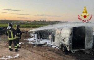 Sestu, il fuoco distrugge una autodemolizione abusiva sulla SP 9