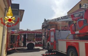 Assemini, casa va a fuoco in via Coghe: intervento dei vigili del fuoco