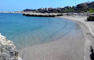 Si tuffa dagli scogli e sbatte la testa: grave 23enne a Porto Torres