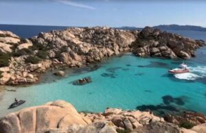 Turisti incivili: col tender in riva nella spiaggia di Cala Coticcio