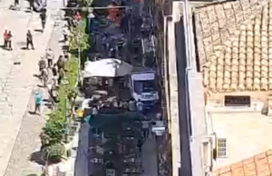Paura a Cagliari: camion finisce su tavolini nel Corso, ci sono feriti | Video