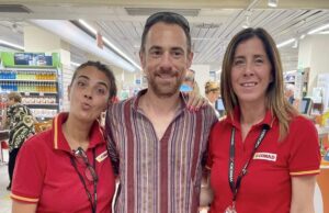 L’attore Elio Germano fotografato in un supermarket di Sassari