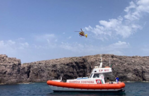 Si tuffa male dagli scogli e rimane ferita: turista 22enne trasportata al Brotzu