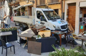 Camion sui tavolini del Corso a Cagliari: l’autista ora rischia grosso