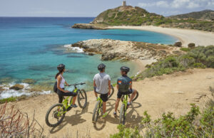 La libertà di pedalare tra i paesaggi incantevoli della Sardegna