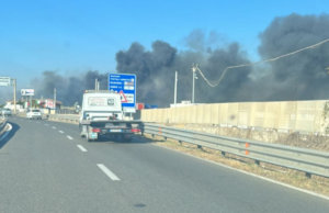 Brutto incendio alle porte di Cagliari: il fuoco sfiora pericolosamente la 554