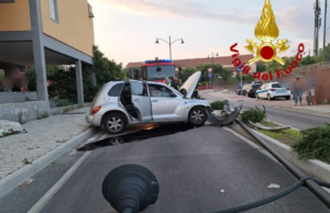 Olbia, finisce con l’auto contro un palo della luce e scappa