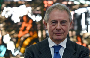 Caro voli, il ministro Urso: “Rincari anomali, ci sono indagini in corso”