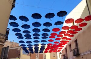 Ombrellini rossoblù a Iglesias: l’omaggio al Cagliari del sindaco Usai