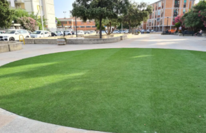 Cagliari, al posto della jacaranda un’aiuola verde di plastica