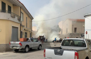 Grosso spavento nel centro di Lula: rotoballe in fiamme, sfiorate le case