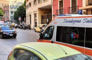 Pensano stia stuprando una ragazza e invece la sta soccorrendo: rischio linciaggio a Cagliari