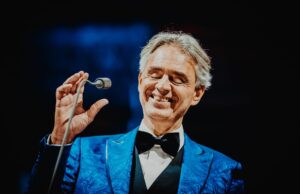 Andrea Bocelli canta a sorpresa nella chiesa di San Lorenzo a Olbia