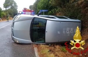 Arzachena, auto si ribalta su un lato: ferita una donna