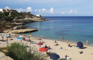 Costone di roccia a rischio frane, niente bagni nel litorale di Porto Torres