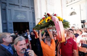 Folla ai funerali di Michela Murgia a Roma: feretro accolto da applausi