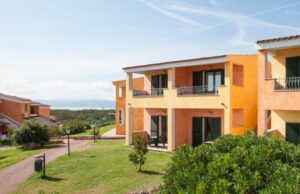 Minacciano il receptionist con le armi, rapina in un hotel di Golfo Aranci