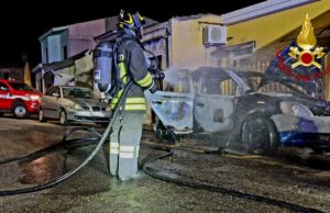 Auto in fiamme a Santa Giusta: interviene pickup dei Vigili del fuoco