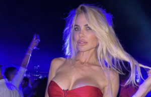 Ilary Blasi scatenata nelle notti sarde a Porto Cervo