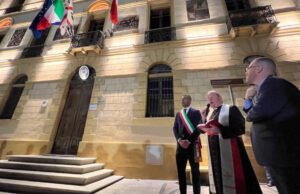 Sanluri, il palazzo comunale riprende vita con l’illuminazione artistica