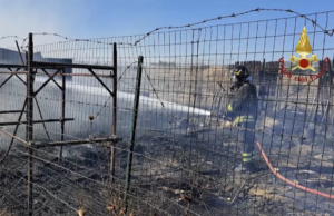 Selargius, a fuoco un deposito e vegetazione: intervento dei vigili del fuoco