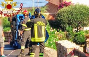 Tragedia sfiorata a Baja Sardinia: auto sfonda muretto e finisce su altri veicoli