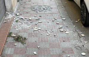 Cagliari, paura in via Machiavelli: salta l’intonaco, detriti sul marciapiede