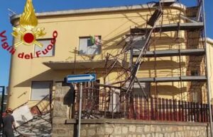 Il vento è fortissimo e butta giù una impalcatura: paura a La Maddalena