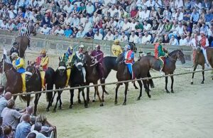 Palio di Siena, tra cadute e colpi di scena vince Zio Frac