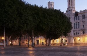 Cagliari, scoppia una lite in piazza Matteotti: giovane sfregiato in volto