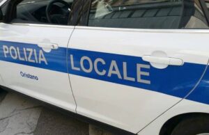 Anziano non risponde alla figlia per un malore: lei chiama la polizia e lo salva