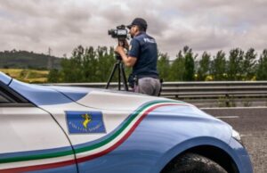 Ferragosto di controlli stradali: 33 patenti ritirate e 420 punti decurtati