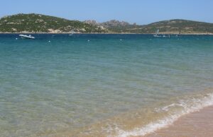 Cade da tre metri mentre fa kitesurf, grave turista a Porto Pollo